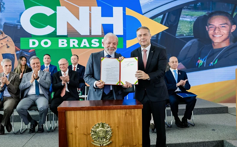 Lula sanciona novas regras e CNH pode ficar até 80% mais barata
