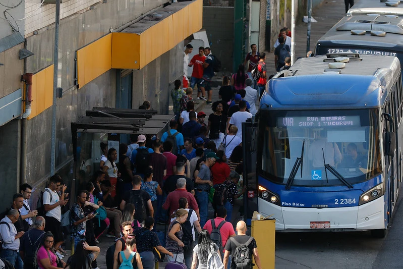 Ricardo Nunes admite reajuste na tarifa de ônibus em 2026, limitado à inflação