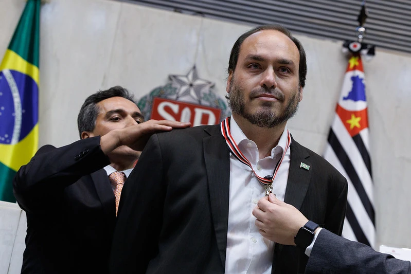 Carlos Bolsonaro chora durante homenagem na Alesp e critica prisão do pai