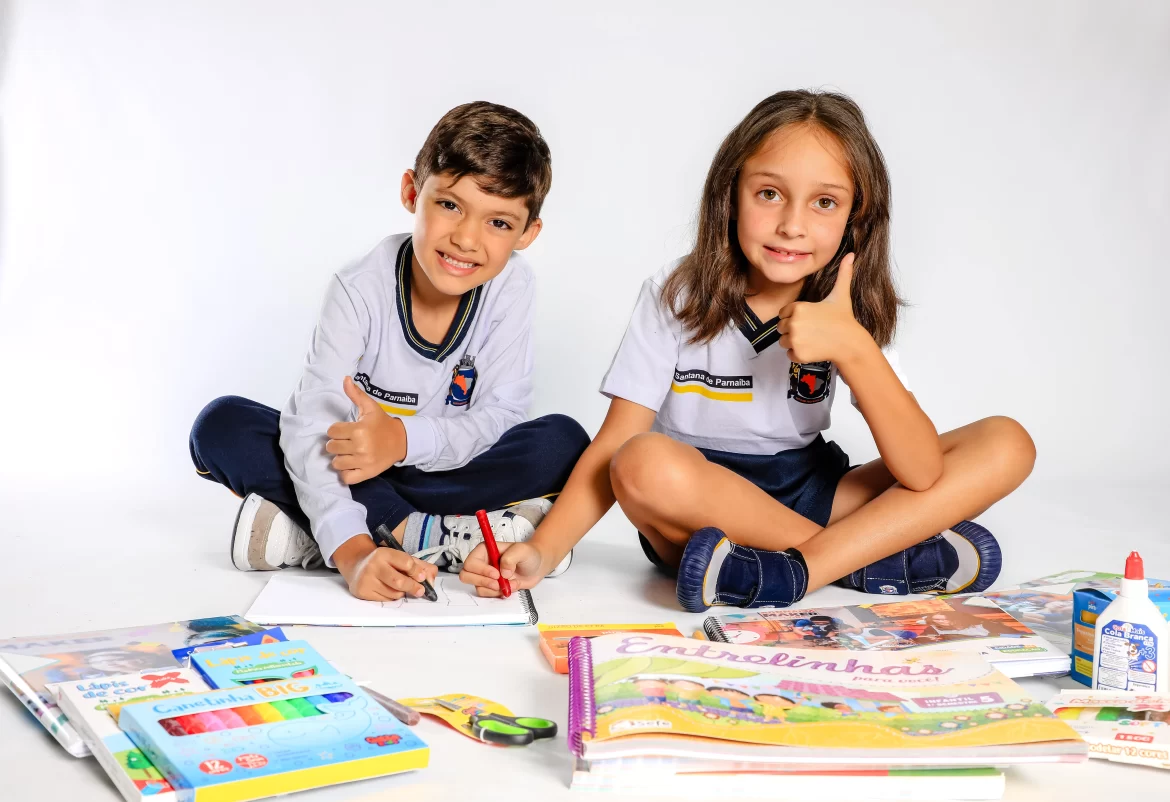 Santana de Parnaíba distribui 32 mil kits de uniformes e materiais antes do início das aulas