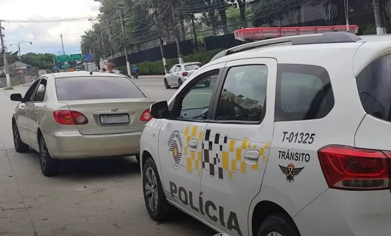 Carro com quase mil multas e mais de R$ 300 mil em dívidas é apreendido na Marginal Pinheiros