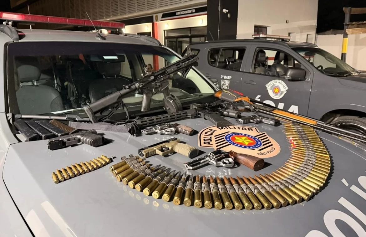 Homem é preso com fuzis, espingardas e mais de 1,5 mil munições escondidas em cofres