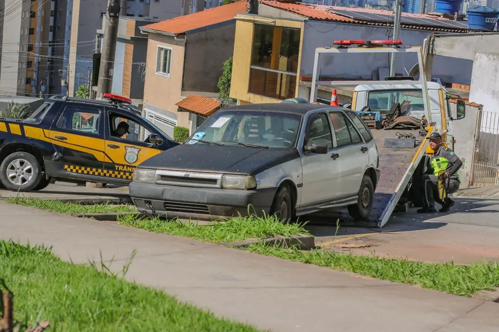 Barueri remove 1.486 veículos abandonados em 2025 e registra alta de 6% nas ações de fiscalização