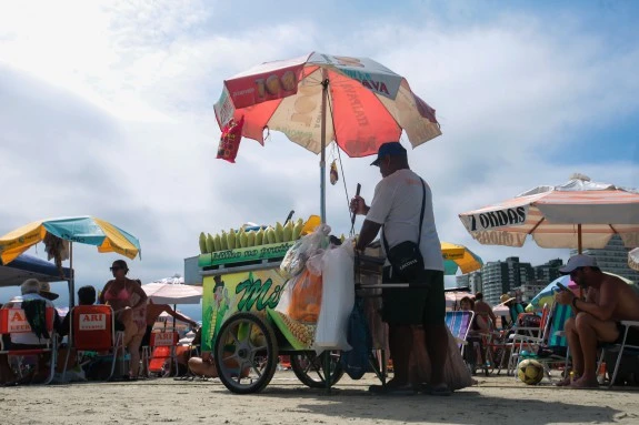 Veja o que pode e o que não pode ser cobrado no comércio das praias, segundo Procon-SP