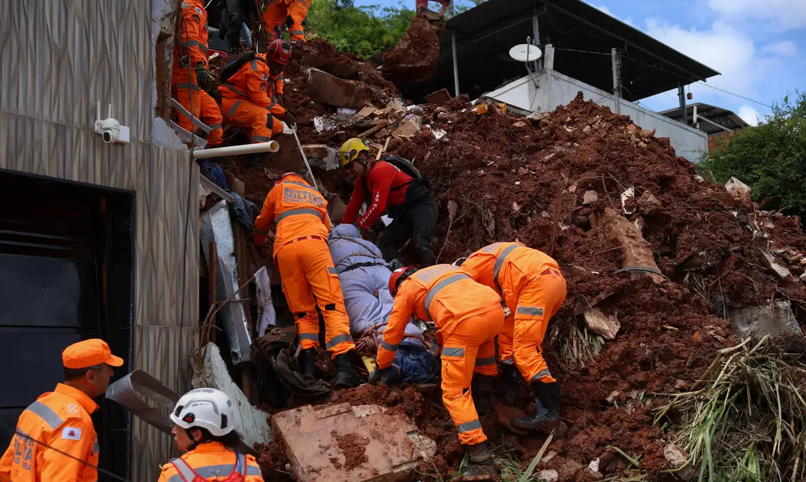 Chuvas em MG já deixam 65 mortos e mais de 5 mil fora de casa
