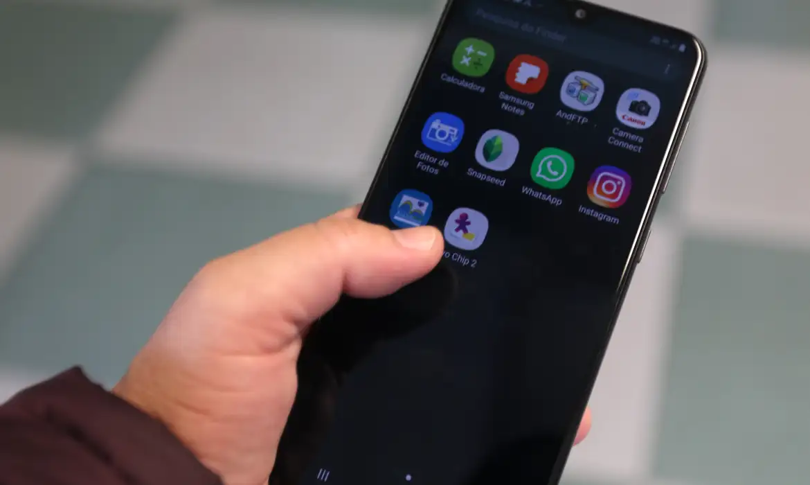 Após pressão, governo volta atrás em imposto de celulares