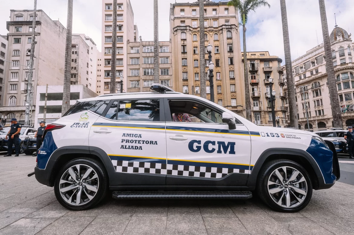 GCM ajuda mulher em trabalho de parto e bebê nasce dentro de viatura na Zona Leste de SP