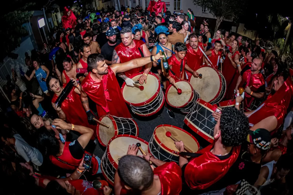 Baile do Grito abre Carnaval 2026 com festa noturna em Santana de Parnaíba