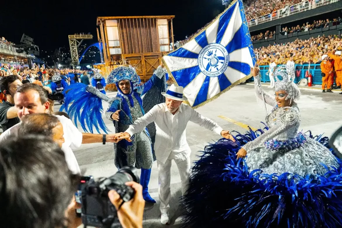 Desfile com homenagem a Lula na Sapucaí gera reação política e vira alvo de ações no TSE