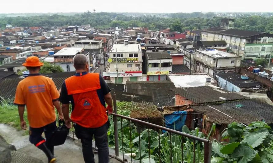 Tempestade atinge o Guarujá, causa alagamentos e deixa 12 desabrigados