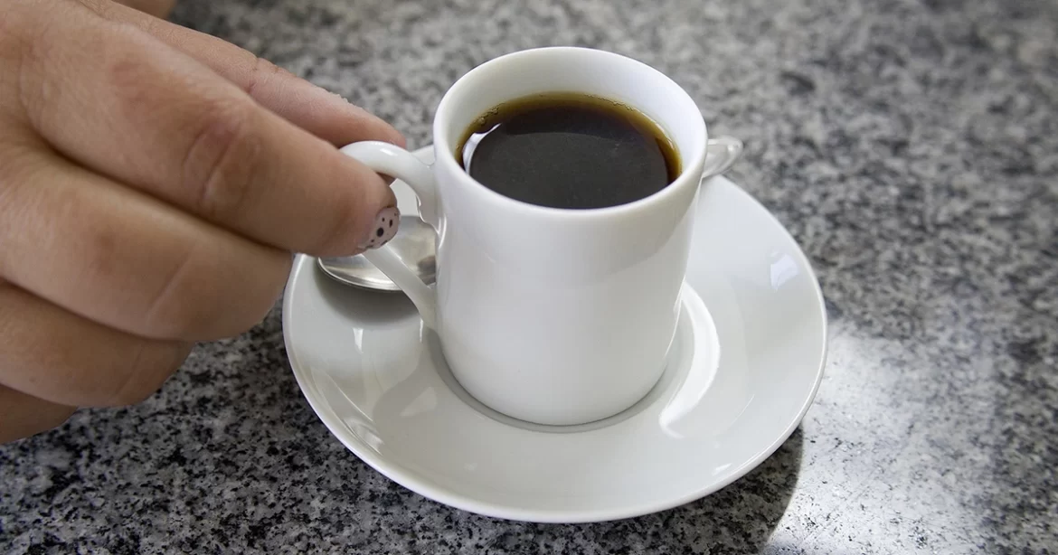 Café pode aliviar ou piorar a ressaca, alertam médicos