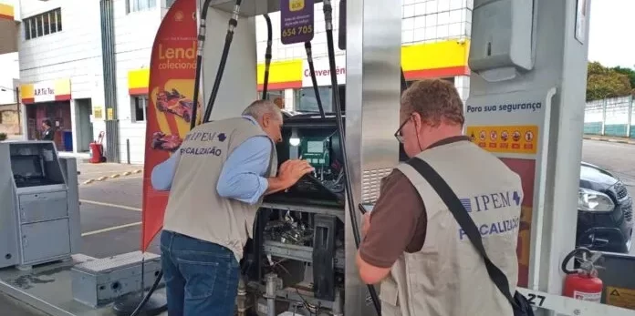 Operação interdita posto e lacra bombas por suspeita de fraude em combustíveis em SP