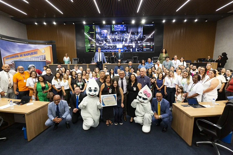 Câmara de Barueri homenageia enfermeira com mais de 35 anos de atuação na saúde pública