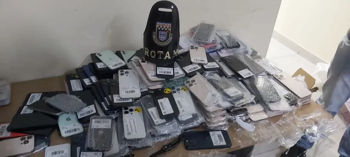 GCM Barueri prende motorista com 273 iPhones escondidos em caminhão