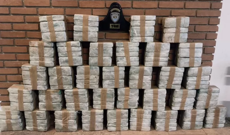 Polícia Rodoviária apreende 177 kg de cocaína escondidos em caminhão na Castello Branco