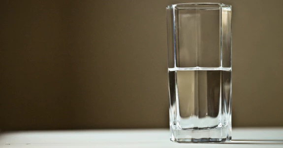 Copo meio cheio, meio vazio? – por Celso Tracco