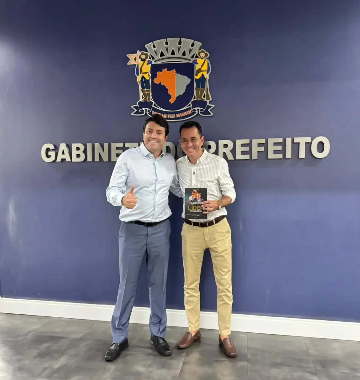 Paulo Serra visita Santana de Parnaíba e aponta modelo de Elvis Cezar como referência