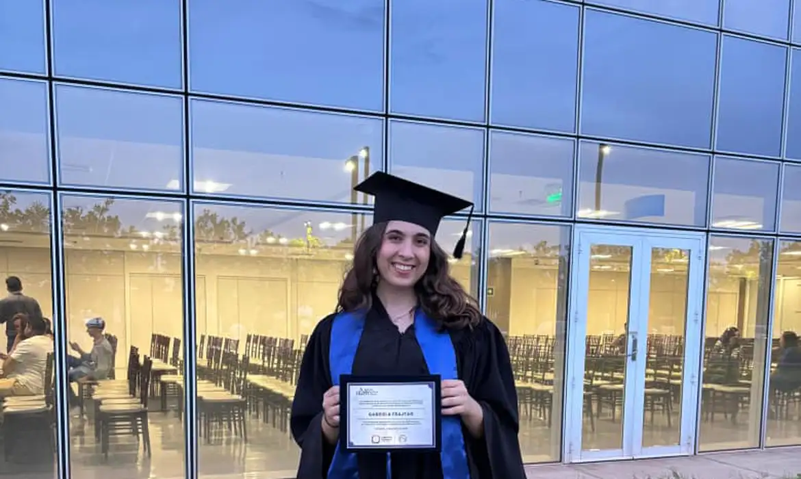 Brasileira de 20 anos é premiada em concurso internacional ao discutir se a vida é quântica