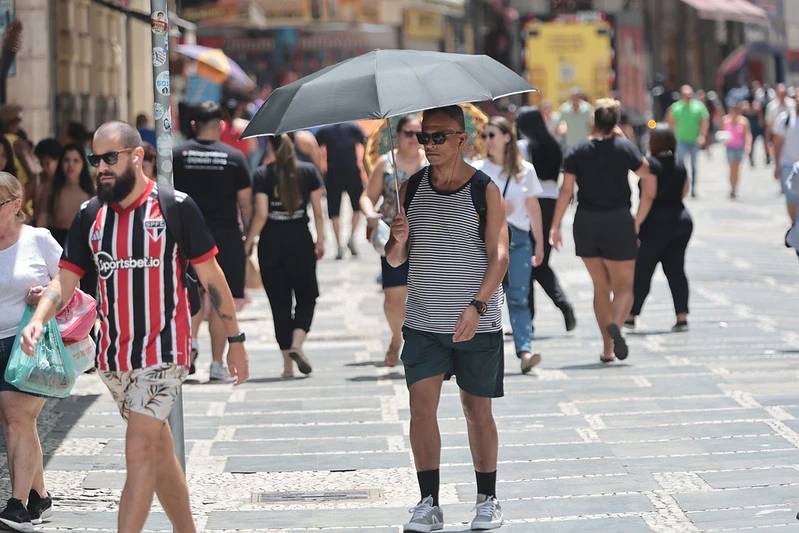 Sol e calor de 31°C marcam terça com risco de chuva em SP