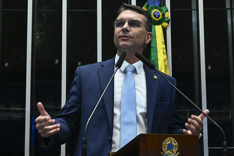 Quaest: Flávio Bolsonaro cresce e empata com Lula em simulação de 2º turno para 2026