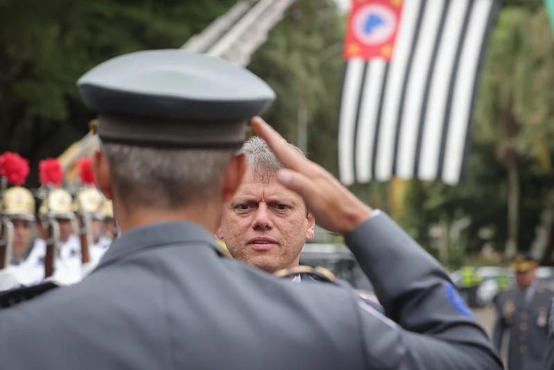Tarcísio propõe reajuste de 10% para policiais de SP e muda regras de promoção