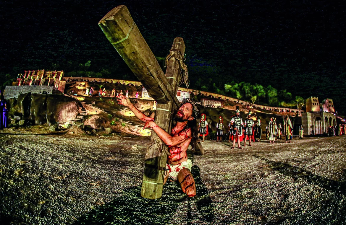 Mesmo com chuva, multidão lota Drama da Paixão e emociona Santana de Parnaíba