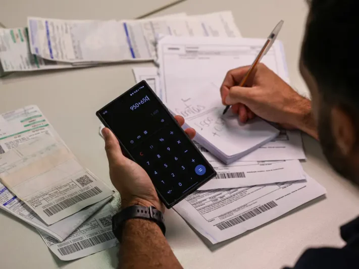 Famílias endividadas – por Celso Tracco