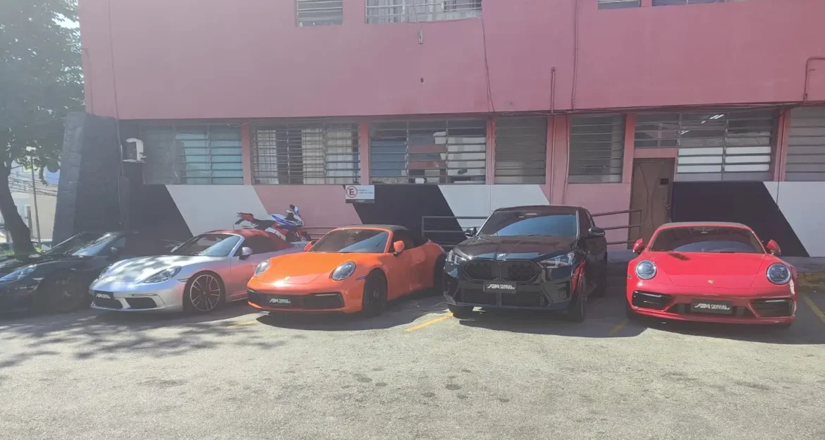 Polícia Civil apreende R$ 220 mil e carros de luxo em operação contra lavagem de dinheiro