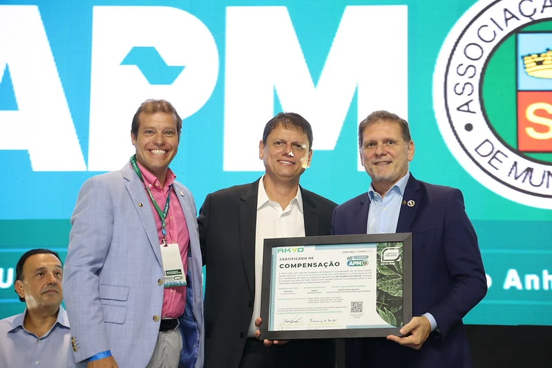 Tarcísio destaca parceria com prefeituras em congresso que reúne gestores em SP