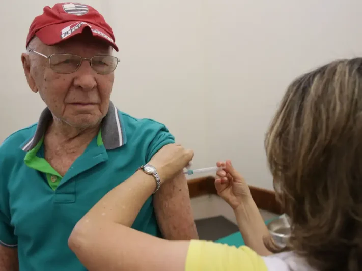 Butantan recruta voluntários para teste de vacina contra gripe em idosos