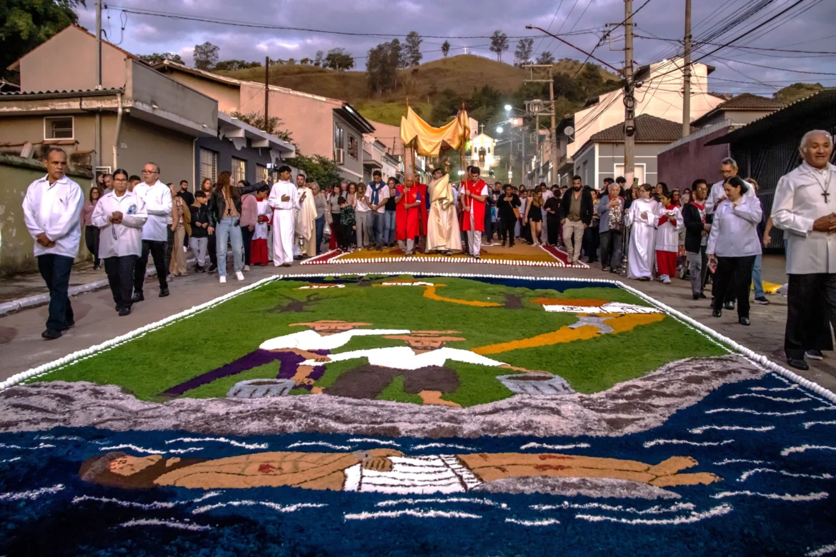 Pirapora do Bom Jesus prepara Corpus Christi com 66 tapetes e procissão no Centro