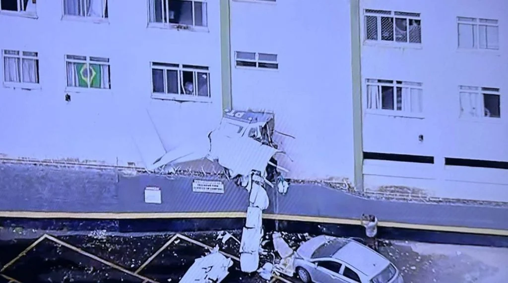 Avião de pequeno porte cai e atinge prédio residencial em Belo Horizonte