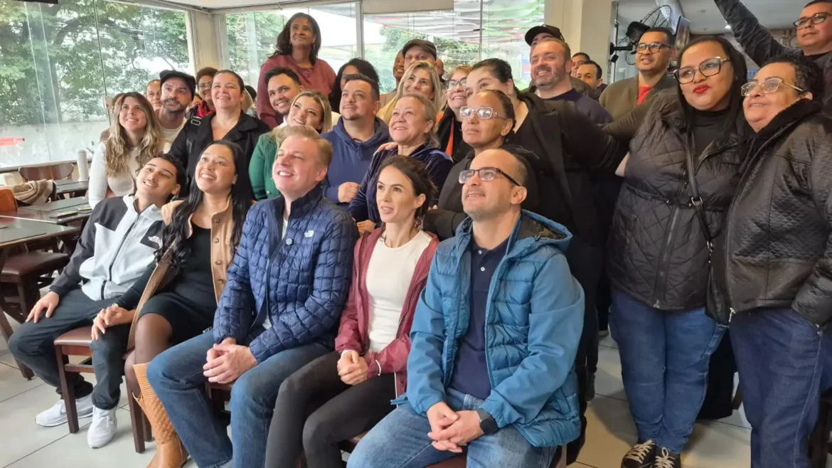 Bruna Furlan e Igor Soares participam de café com moradores no Engenho Novo, em Barueri