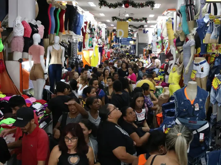 Receita fecha dois shoppings do Brás em operação contra produtos falsificados