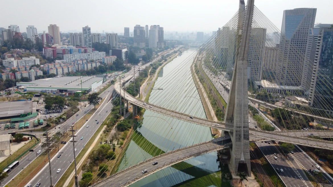 Poluição cai em afluentes do Rio Pinheiros após avanços em saneamento
