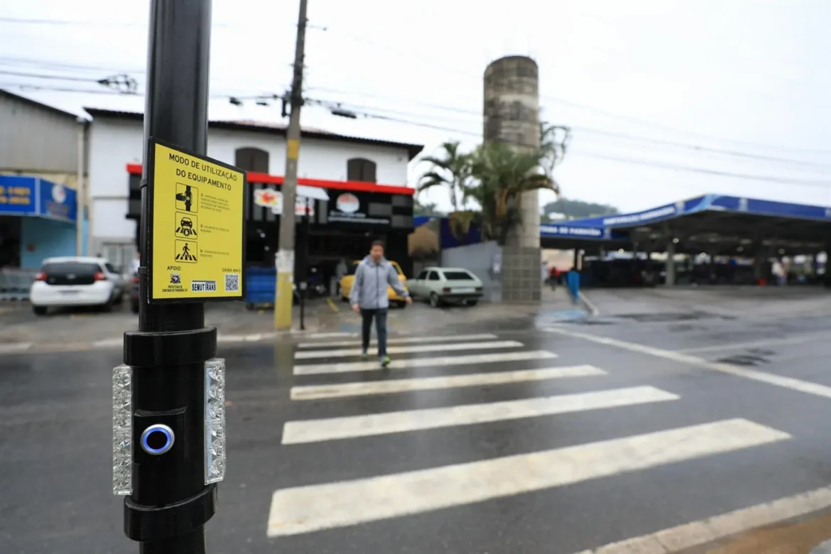 Faixas de pedestres ganham tecnologia para evitar acidentes em Santana de Parnaíba