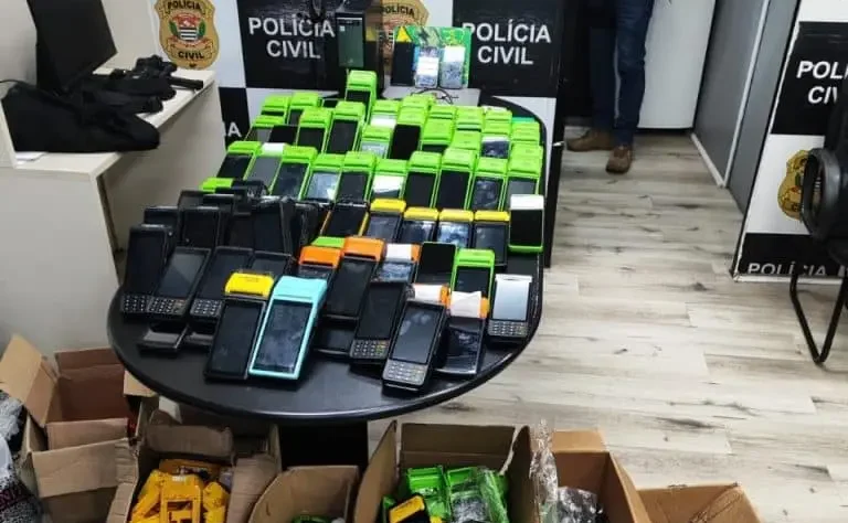 Operação contra quadrilha de golpes com máquinas de cartão cumpre mandados em Cotia