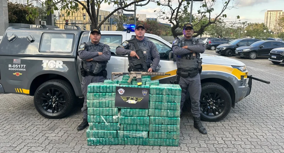 Motorista é preso com 257 kg de cocaína e fuzil após perseguição na Castello Branco