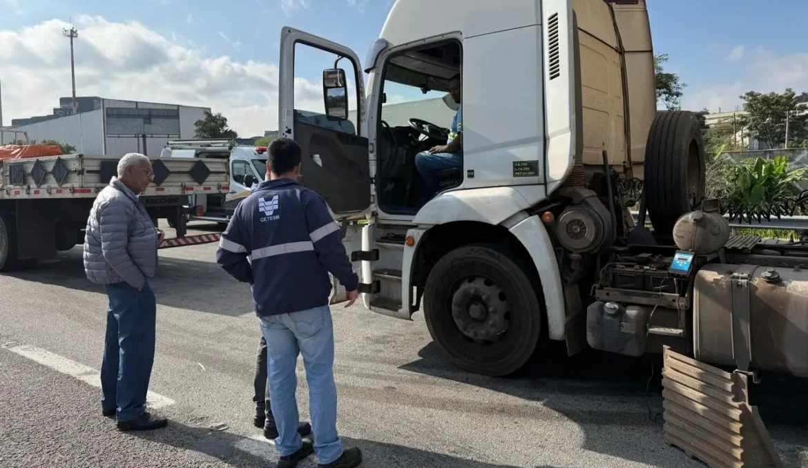 Cetesb realiza operação contra veículos poluentes em Barueri e Cotia
