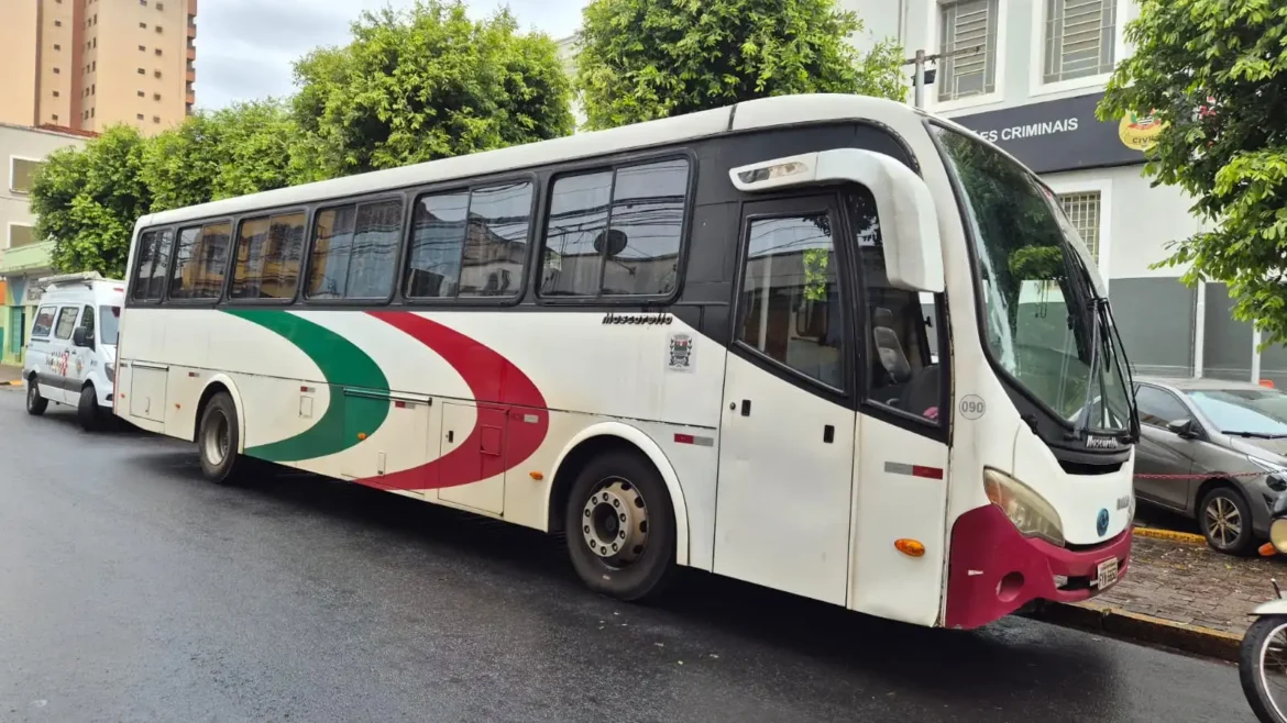PM liberta 12 reféns após sequestro em ônibus de pacientes no interior de SP