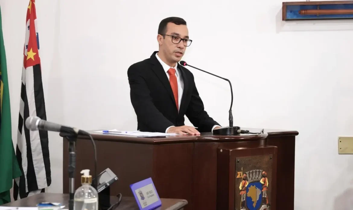 Jonathan Gomes celebra regulamentação do Selo Escola Amiga do Autismo em Santana de Parnaíba