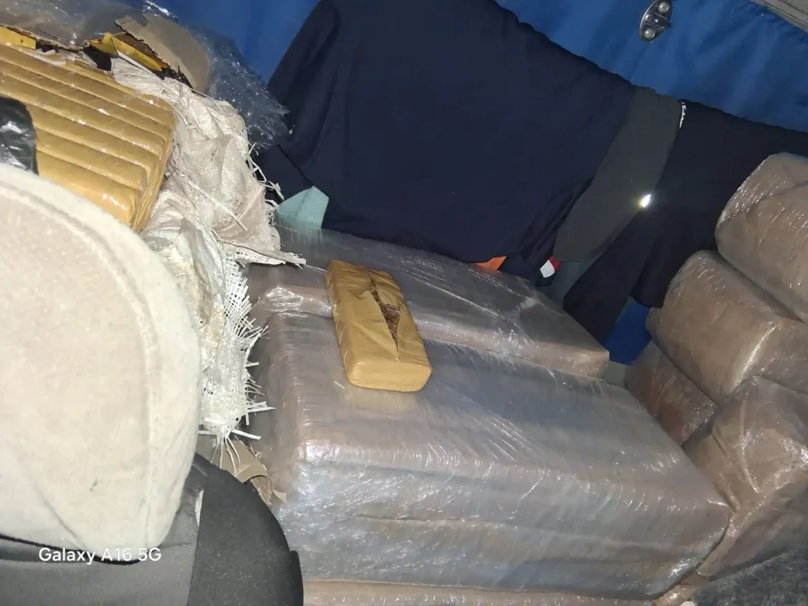Dupla é presa com quase 400 tijolos de maconha escondidos em caminhão