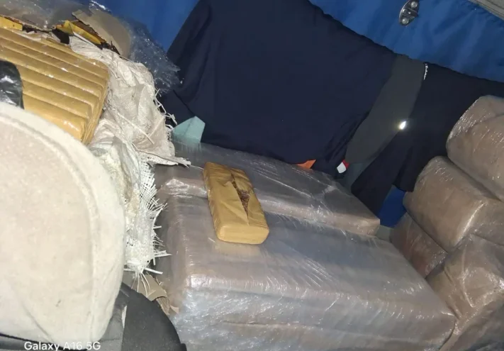 Dupla é presa com quase 400 tijolos de maconha escondidos em caminhão