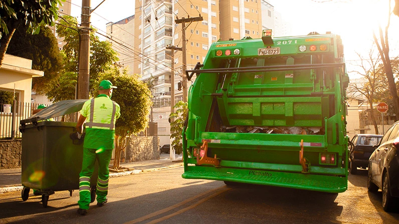 Coleta de lixo é suspensa na zona norte de SP após morte de gari atropelado