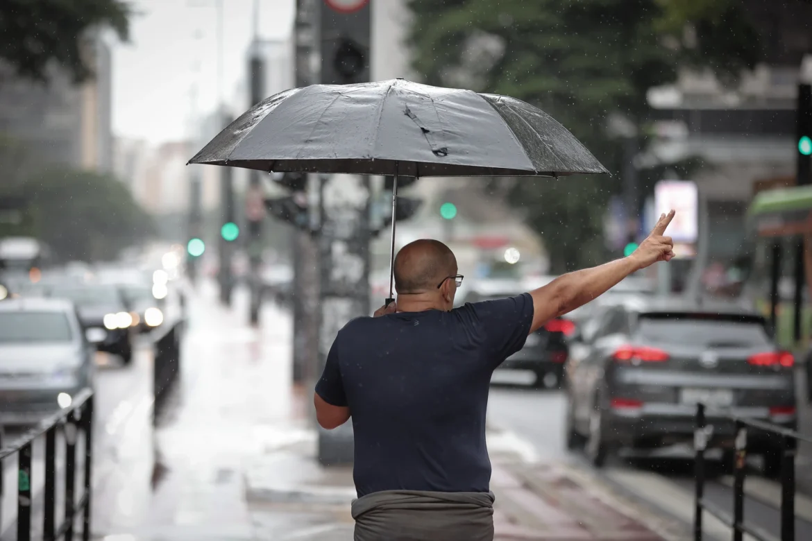 Frente fria derruba temperaturas e traz chuva para São Paulo até domingo