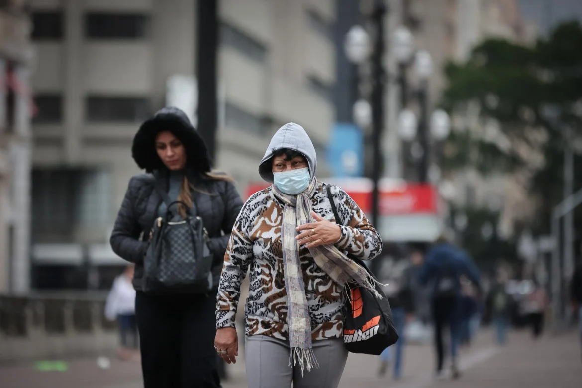 Frio faz paulistas priorizarem agasalhos e reduzirem gastos com lazer, diz Procon-SP