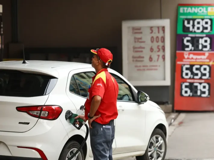 Gasolina terá 32% de etanol após decisão do governo; entenda o que muda