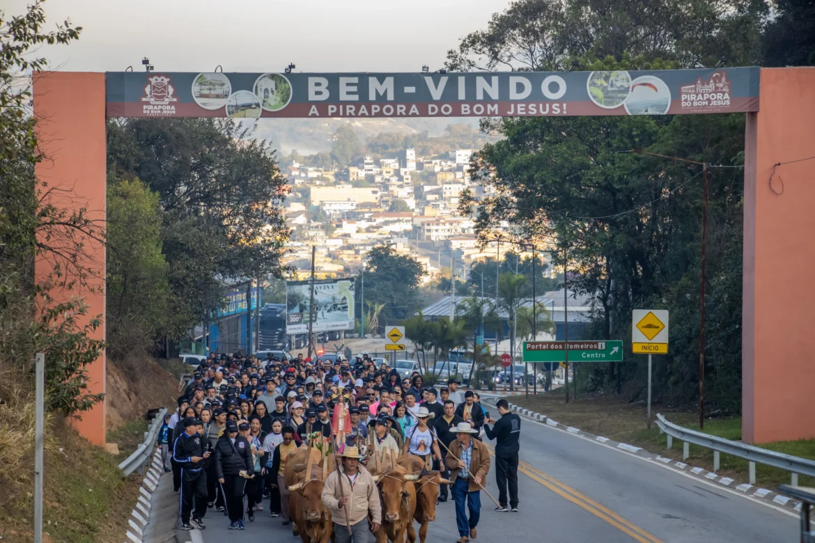 Procissão Memória do Carro de Boi abre Festa de Agosto em Pirapora do Bom Jesus