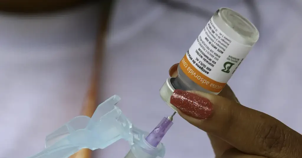 Anvisa atualiza regras e exige vacinas contra covid adaptadas a novas variantes