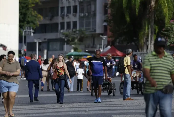 Desemprego cai para 5,3% e atinge menor nível para julho desde 2012